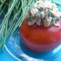 Käse-Bärlauch-Salat in der Tomate