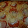 Pizza mit Tomate Schinken und Ziegenkäse