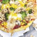 Polenta-Pizza mit Brokkoli und Walnüssen