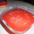 Vanille-Nusscreme mit rotem Tortenguß