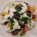 Gurken-Tomaten-Oliven-Salat mit Halloumi