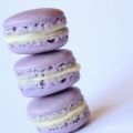 Violette Macarons mit weißer Schokolade