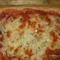 Schinken-Zwiebel-Pizza mit Oliven