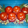 Tomaten gefüllt mit mexikanischem Salat