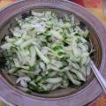 Salat : Geraspelten Gurken - Zwiebel - Salat