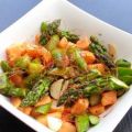 Lauwarmer Salat vom grünen Spargel und Papaya