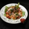 Grüner Salat an Mozzarella und Erdbeeren