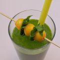 Grüner Smoothie aus Spinat, Mango und Mandarine
