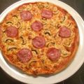 Pizza Speciale mit Thunfisch, Zwiebeln,[...]