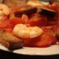 Tomaten-Garnelen-Teller mit Brotstreifen