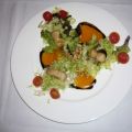 Aal auf buntem Salat mit Aprikosensoße
