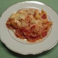 Nudel (Pasta) reste mit Tomatensoße und Käse