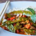 Rotes, scharfes Thai-Curry mit Gemüse (und[...]