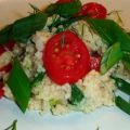 Couscous-Salat mit Tomaten und Frühlingszwiebeln