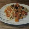 Spaghetti mit Oliven-Kapern-Sardellen.Sauce
