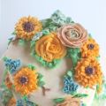 Sommerliche Tiramisu-Torte mit Blüten aus[...]