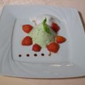 Basilikum-Quark-Mousse mit marinierten Erdbeeren