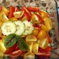 Tomaten-Gurken-Salat mit Pfefferdressing