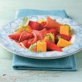 Erdbeer-Mango-Salat mit Schinken