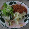 Vegan : Gemüsebolognese mit Nudel-Mix und Salat