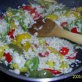 Gemüse-Reis-Pfanne mit Mozzarella-Käse