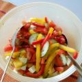 Bunter Salat mit Paprika und Gurke