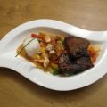 Komposition aus Fleisch und Fisch auf Thai-Curry