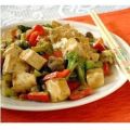 Tofu-Gemüsepfanne mit Erdnusssoße
