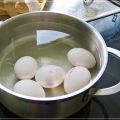 Kinder in der Küche: Heute wurden Eier gefärbt