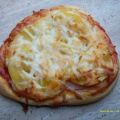 Minipizza mit Schinken und Pfirsich