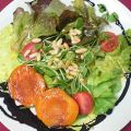 Bunter Salat mit gerösteten Pinienkernen und[...]