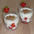 Joghurt mit Erdbeeren und Sesam-Crunch