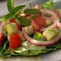 Gemischter Salat mit Gurke, Tomate, Tofu und[...]