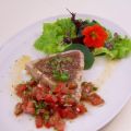 Angegrillter Thunfisch mit pikanter Tomatensalsa