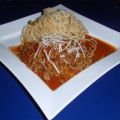Hackfleisch-Paprikasoße und Spaghetti mit Oliven
