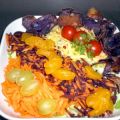 Dreifarbiger Möhren-Salatteller mit blauen[...]