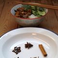 Fünf-Gewürze-Tofu mit Gurkensalat und Reisnudeln