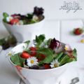 Salat mit Erdbeerdressing und Gänseblümchen