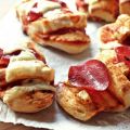Salami-Schinken-Käse Pizzabrötchenfächer