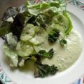 Salat mit Beinwell-Blütenknospen und[...]