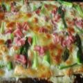 Blätterteigpizza mit grünem Spargel und Schinken