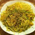 Gelb gebratene Kohlrabi-Spaghetti mit Tofu