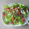 Bunter Salat mit Kürbiskern-Crunch und Erdbeeren