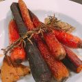 Slow food: geschmorte bunte Karotten