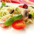 Spaghettisalat mit Pilzen, Oliven und Tomaten