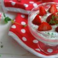 Dill-Quarkdessert mit Erdbeeren