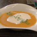 Pfirsich–Paprika-Suppe mit Sahnehaube und[...]