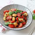 Cashew-Salbei-Gnocchi mit Tomaten und Rucola