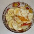 Fruchtsalat mit Honigsauce und Mandeln