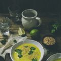 Curry-Kokos-Suppe mit geröstetem Sesam